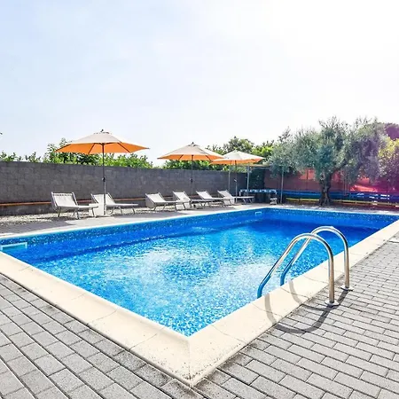 Stunning Apartment In Santa Venerina