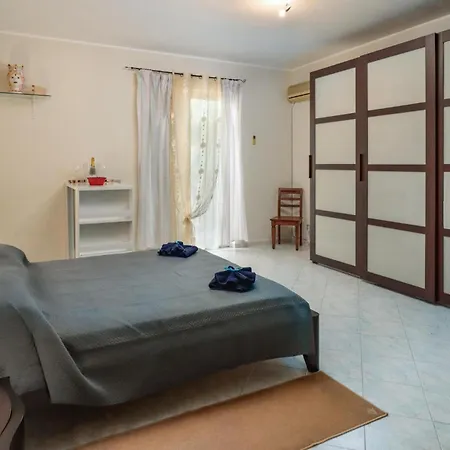Stunning Apartment In Santa Venerina